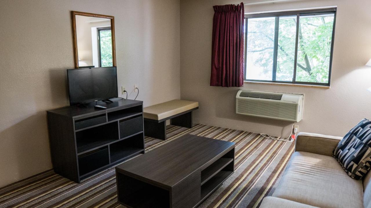 Super 8 By Wyndham Groton Hotel Luaran gambar