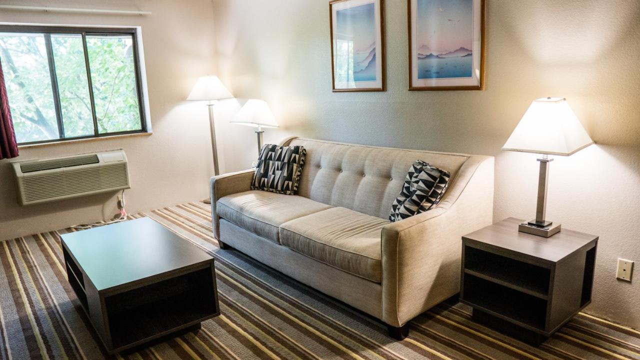 Super 8 By Wyndham Groton Hotel Luaran gambar